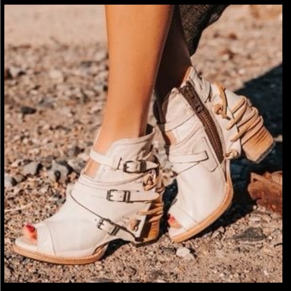 💗ISO💗Freebird Beige Carterr sz 11